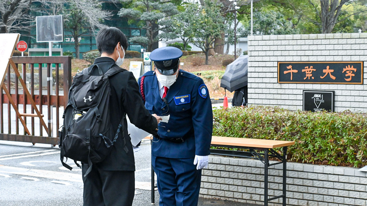 【共通テスト】数学など易化 会場周辺では恒例の光景再び