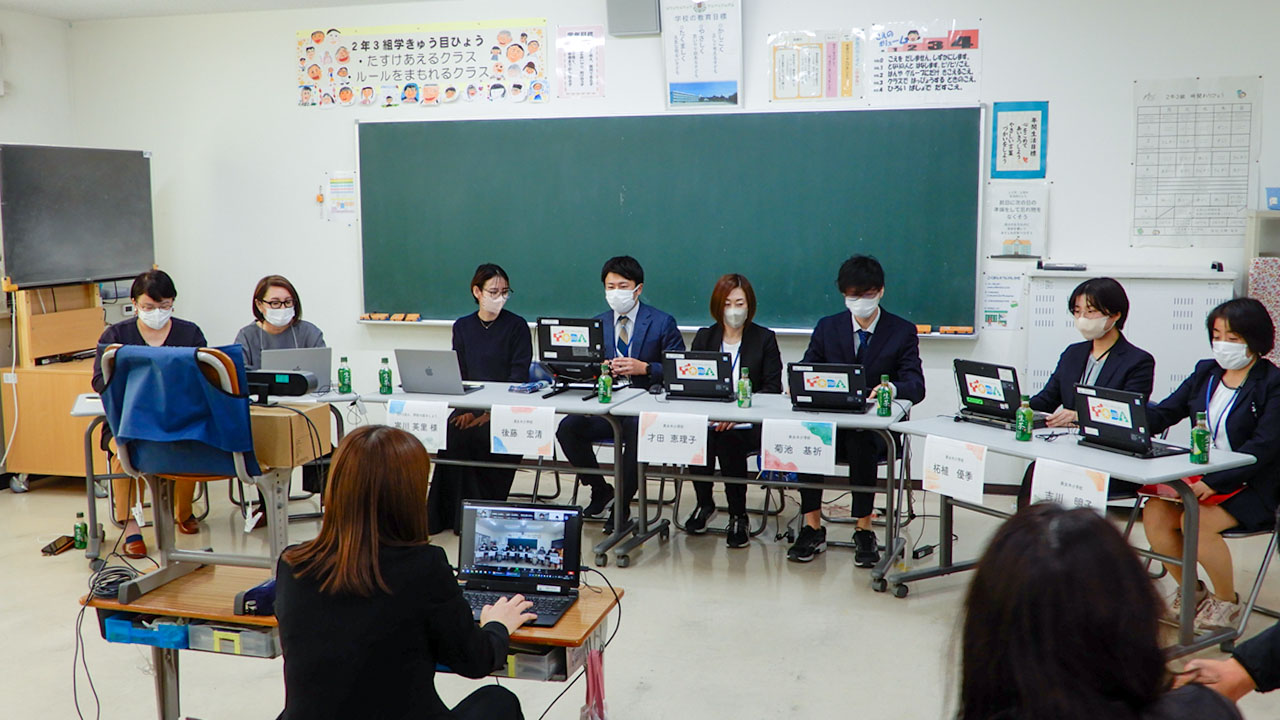 対話による変化について語り合うNPO法人「学校の話をしよう」のメンバーと同校の教員