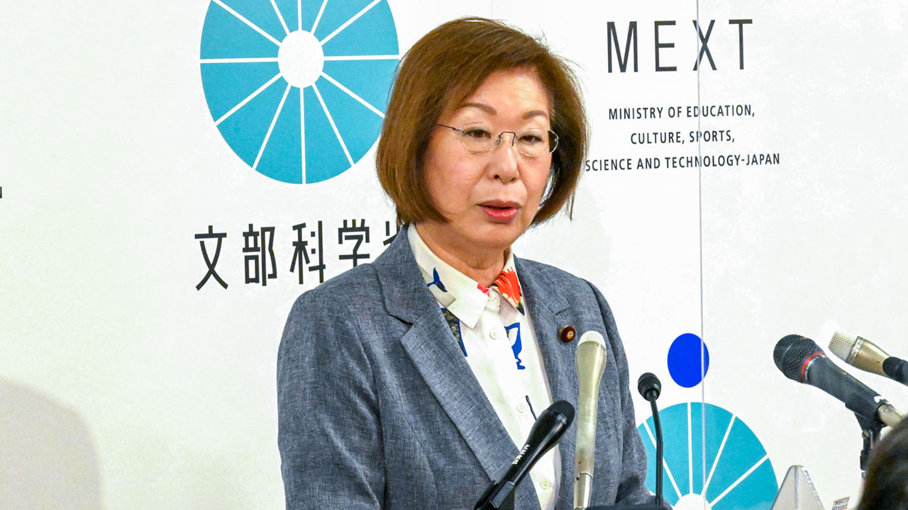 汚職による採択期間中の教科書会社変更 文科相が理解示す
