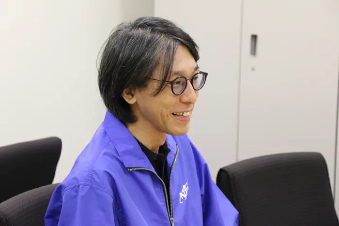 プロジェクトの舞台に母校を選んだ経緯を語る中村さん＝撮影:佐藤明彦
