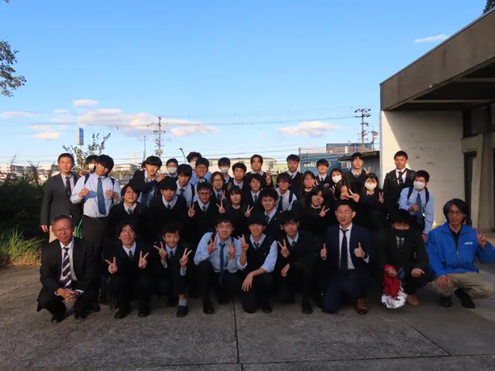 「Nプロジェクト」に参加する生徒たちとの記念撮影＝中村さん提供