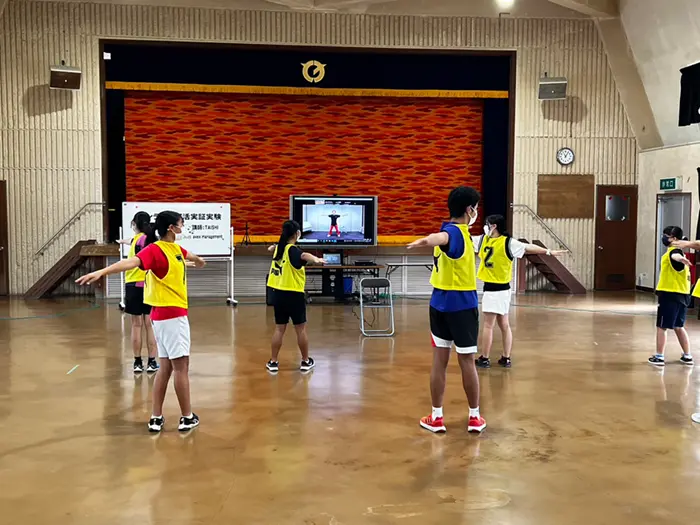 昨年、試行的に行われたオンラインのダンス部活動の様子。沖縄県渡嘉敷村の中学校 の生徒たちが参加した（近畿日本ツーリスト提供）