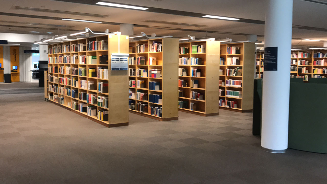 ストックホルム大学の図書館。高校生も大学で学習する機会を得られる