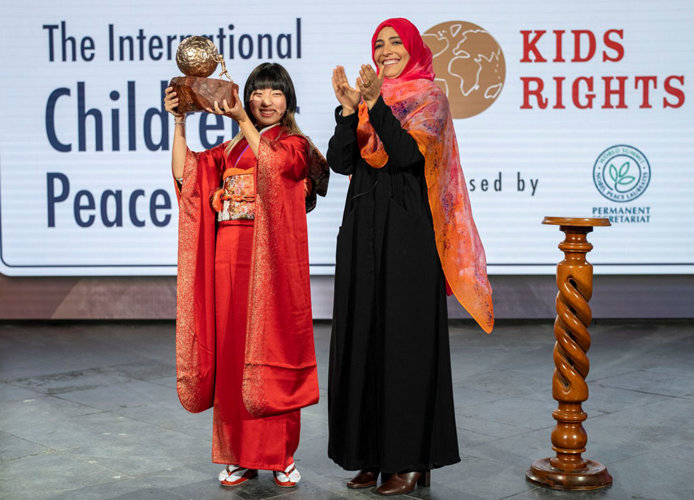 国際子ども平和賞の授賞式でトロフィーを受け取る川﨑さん（クレジット:KidsRIghts 2022）