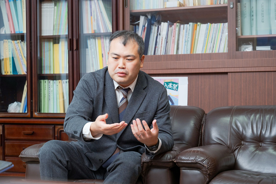 「観光ビジネスコース」の開設の経緯を語る山手教諭