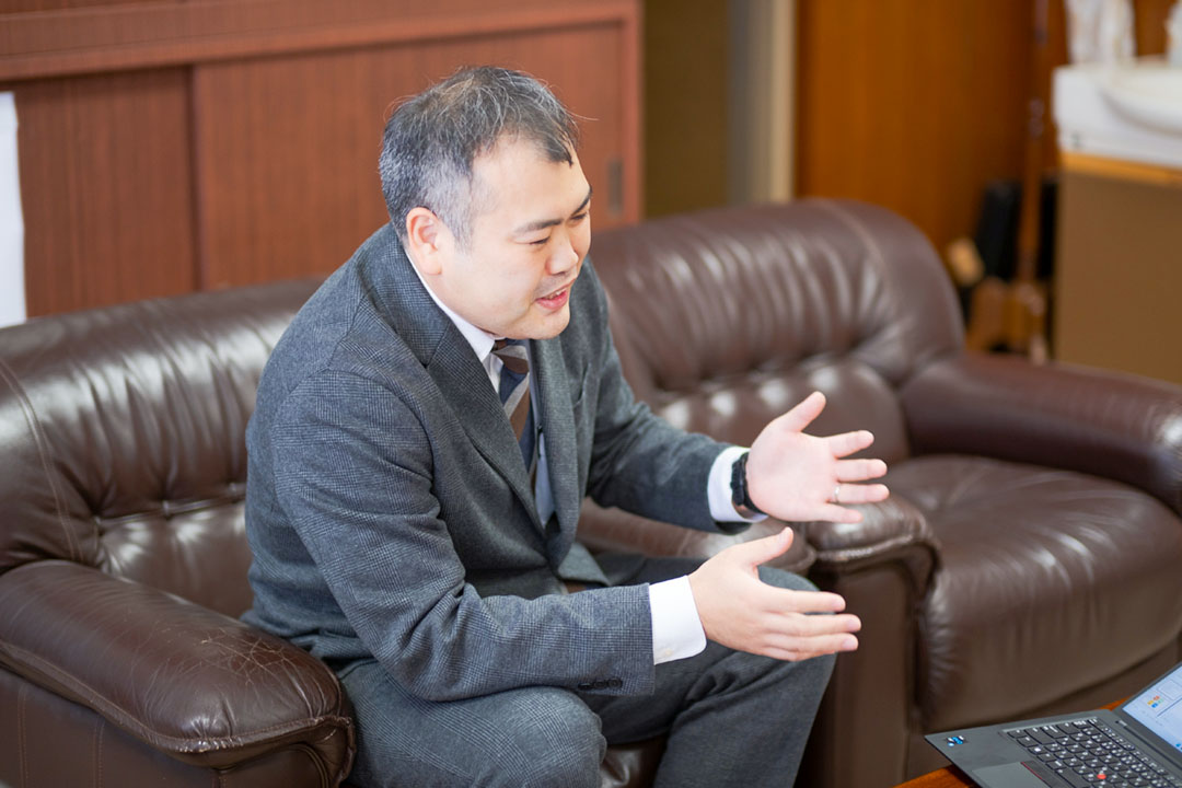 地域と生徒・学校との関係を作り変えたいと話す山手教諭