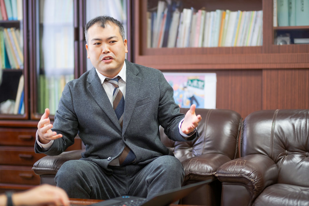 フィールドワークは相手を対象化しないことが大切だと話す山手教諭