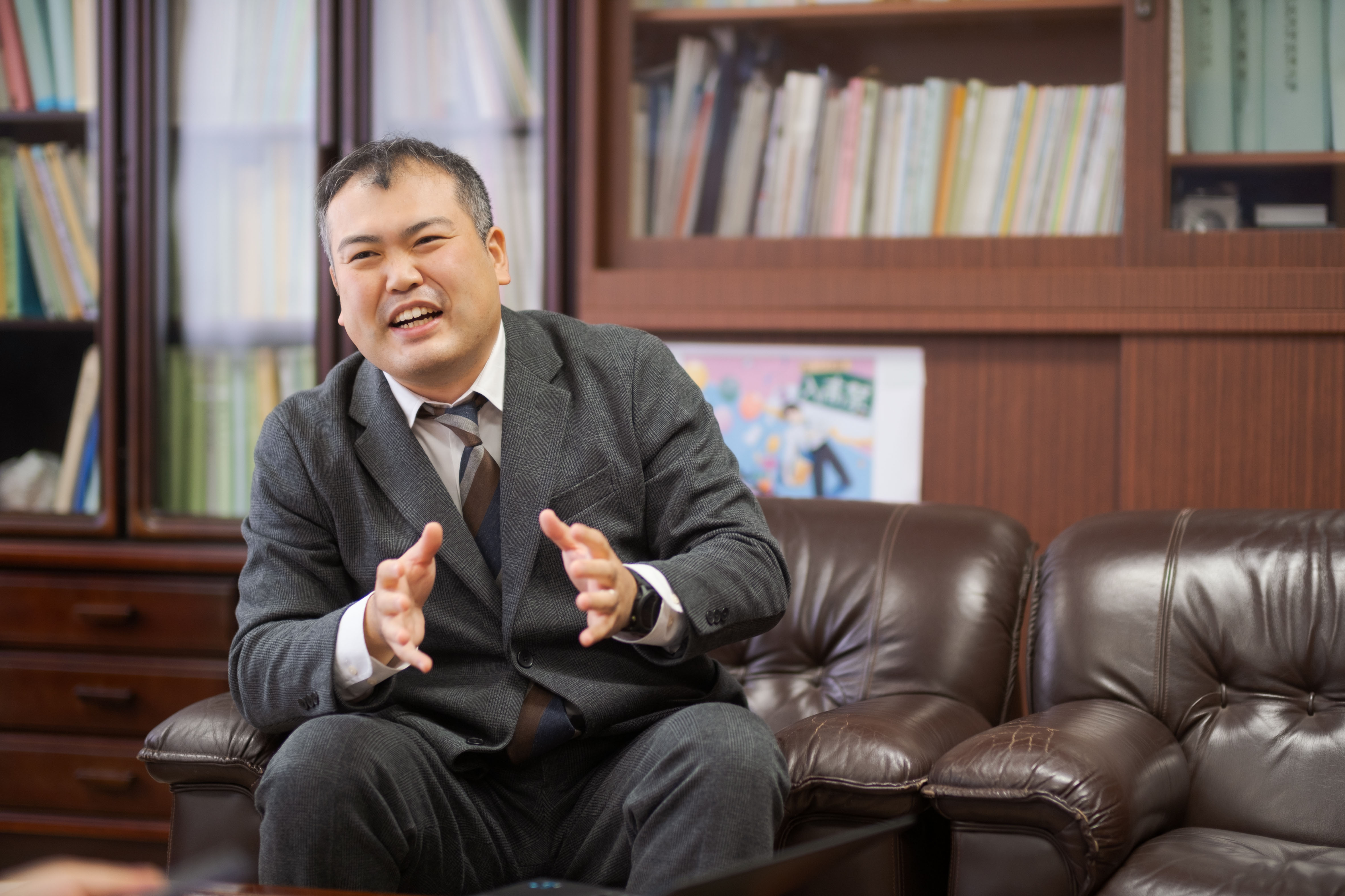 高校ができる町おこしについて語る山手教諭