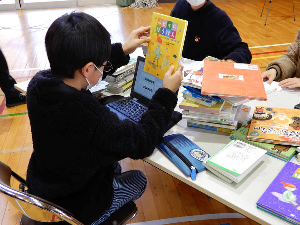 「Teachable Machine」で図書室の本の貸し出しプログラムを作成する児童