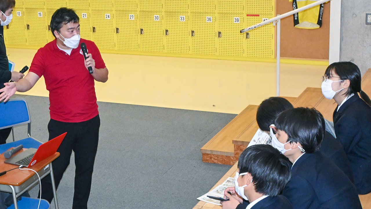 就職する上で海外に目を向ける必要性を語った森山氏（左）