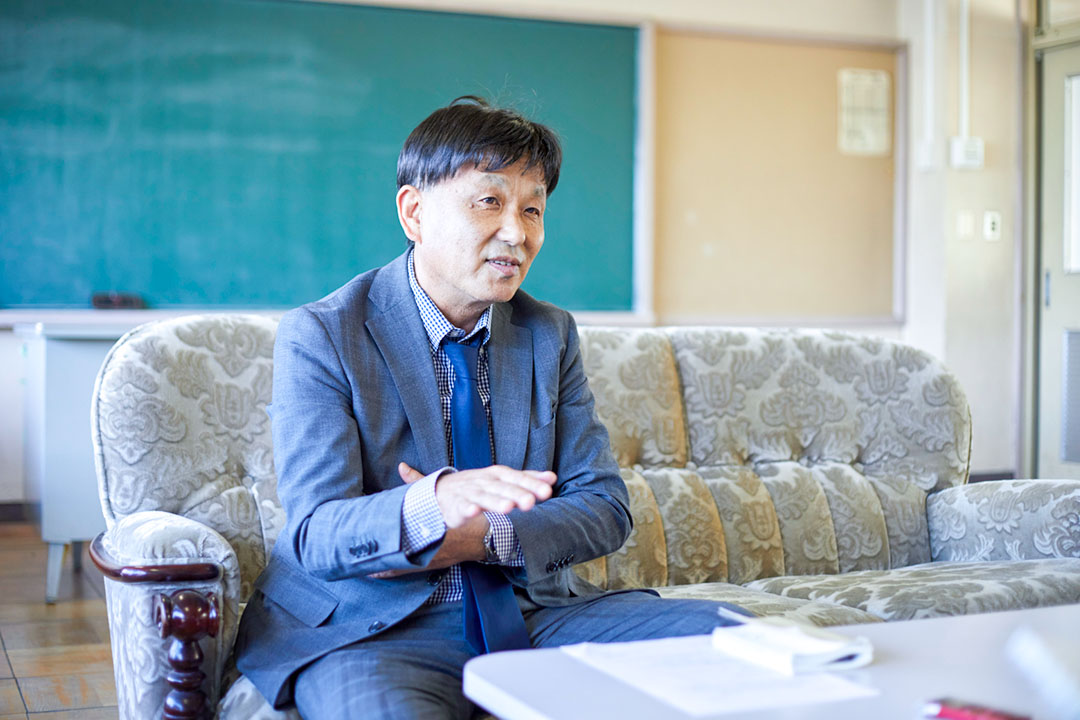 生徒主導で進めた制服の見直しについて経緯を語る大坪校長