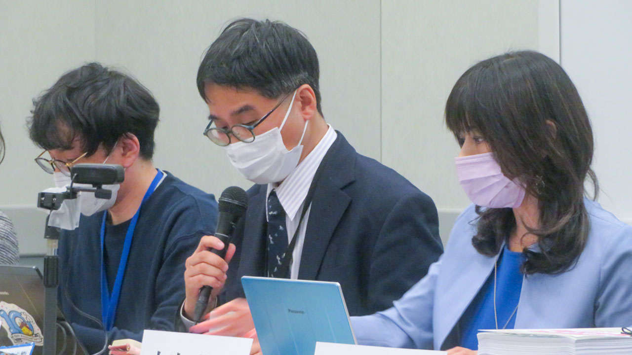 講演した金井教授（中央）と小室社長（右）