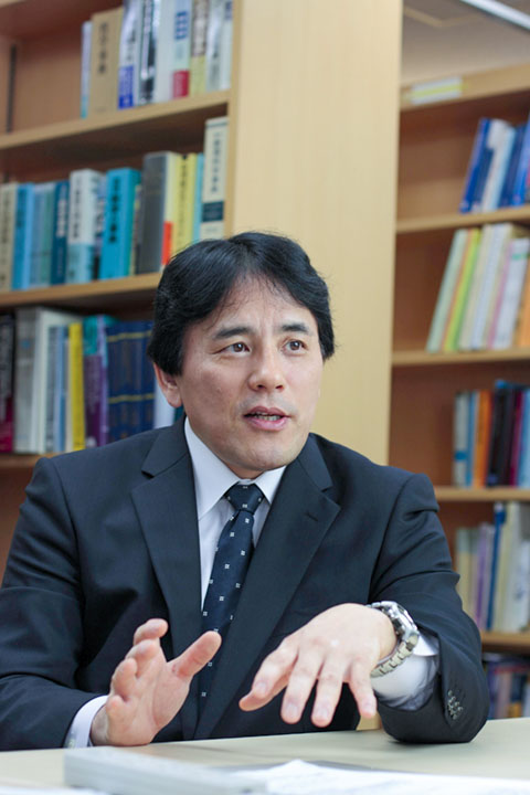文科省の「生徒指導提要の改訂に関する協力者会議」で座長を務めた八並教授（本人提供）