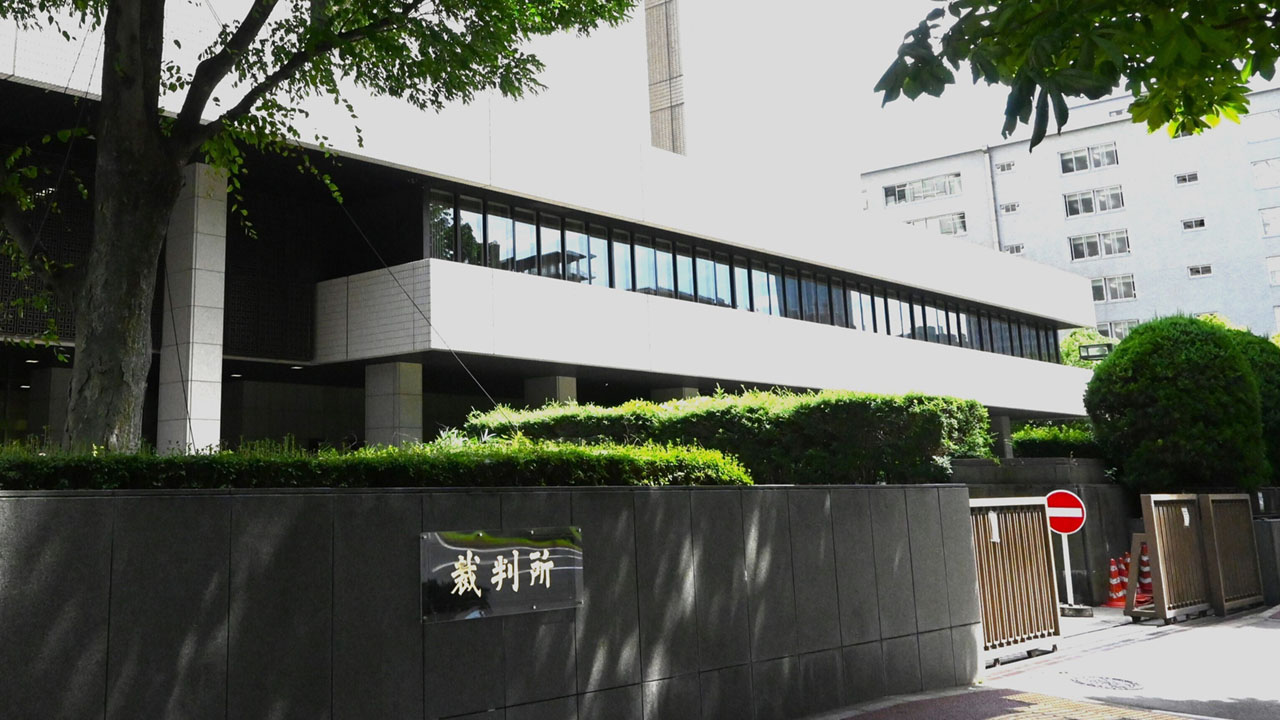男女交際で自主退学勧告は違法、校則は有効 東京地裁
