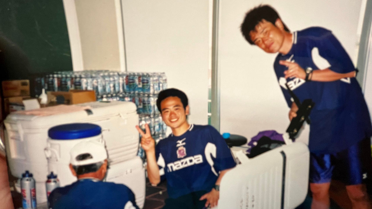 サンフレッチェ広島でトップマネージャーとしてチームを支えた浅津さん（中央、本人提供）