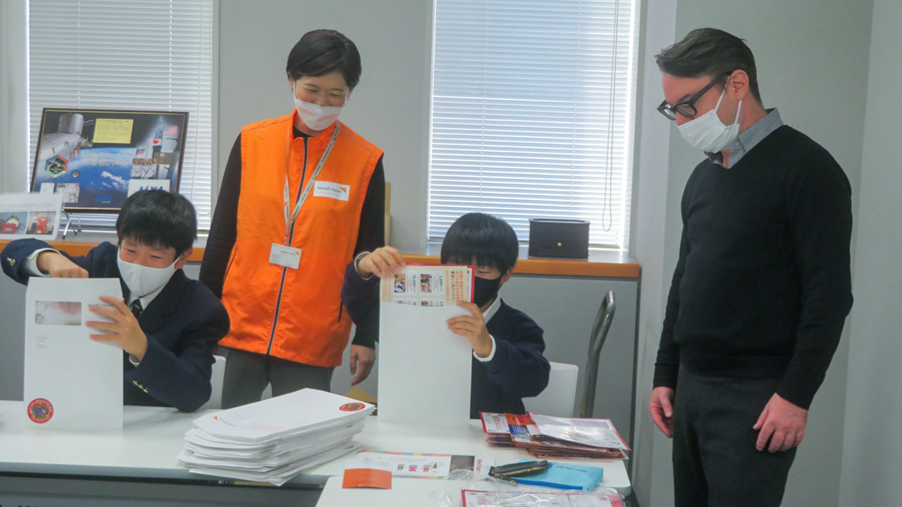 クリスマス募金箱で食糧支援 中高生が発送作業を手伝う