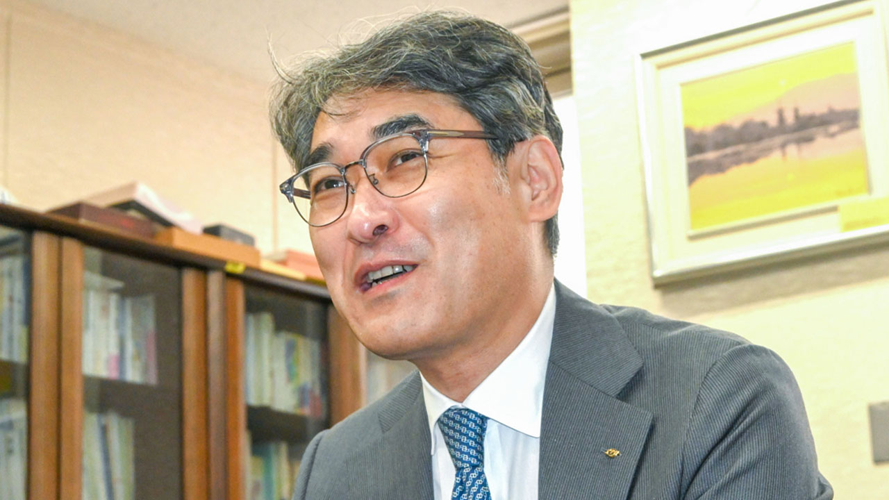 インタビューに応じる日教組の瀧本委員長