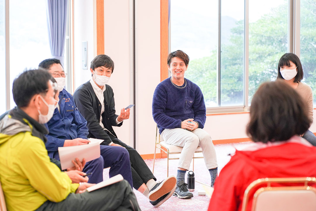 ワークショップで教員ら参加者と意見を交わす