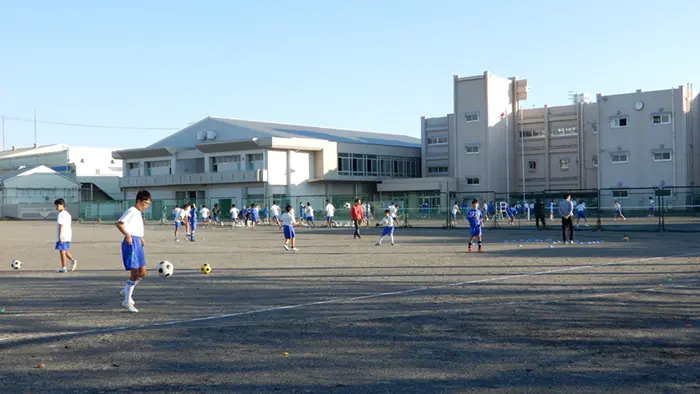 校庭で部活動に励む生徒たち＝撮影：秦さわみ