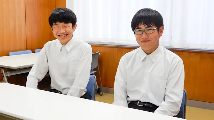 前年度後期生徒会長の吉田さん（左）と今年度前期会長の小島さん。「生徒主体」の意識は生徒会運営の在り方にも変化をもたらしたという＝撮影：秦さわみ