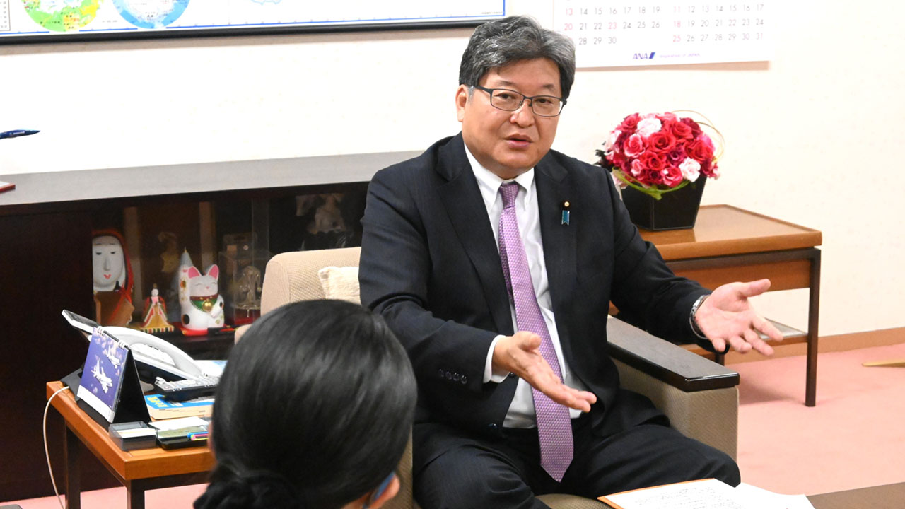 教職調整額の設定に込められた「精神」について説明する萩生田氏