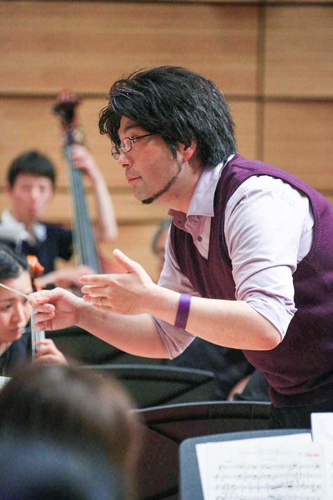 学校外のオーケストラで指揮者を務める瓦田さん（本人提供）