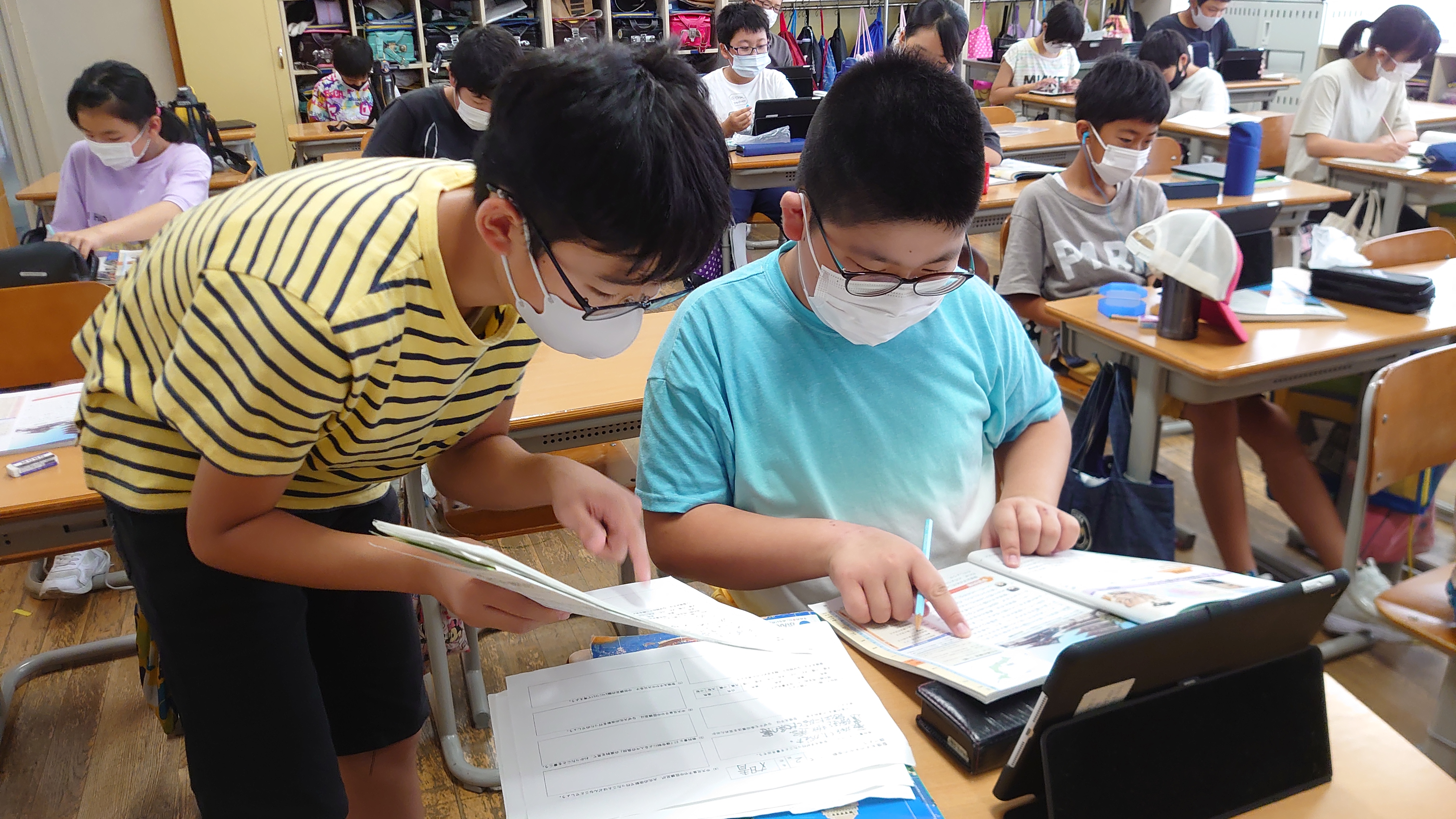 MP学習の様子。自分の学びが充実すれば、自ら仲間と関わり合って学ぶ