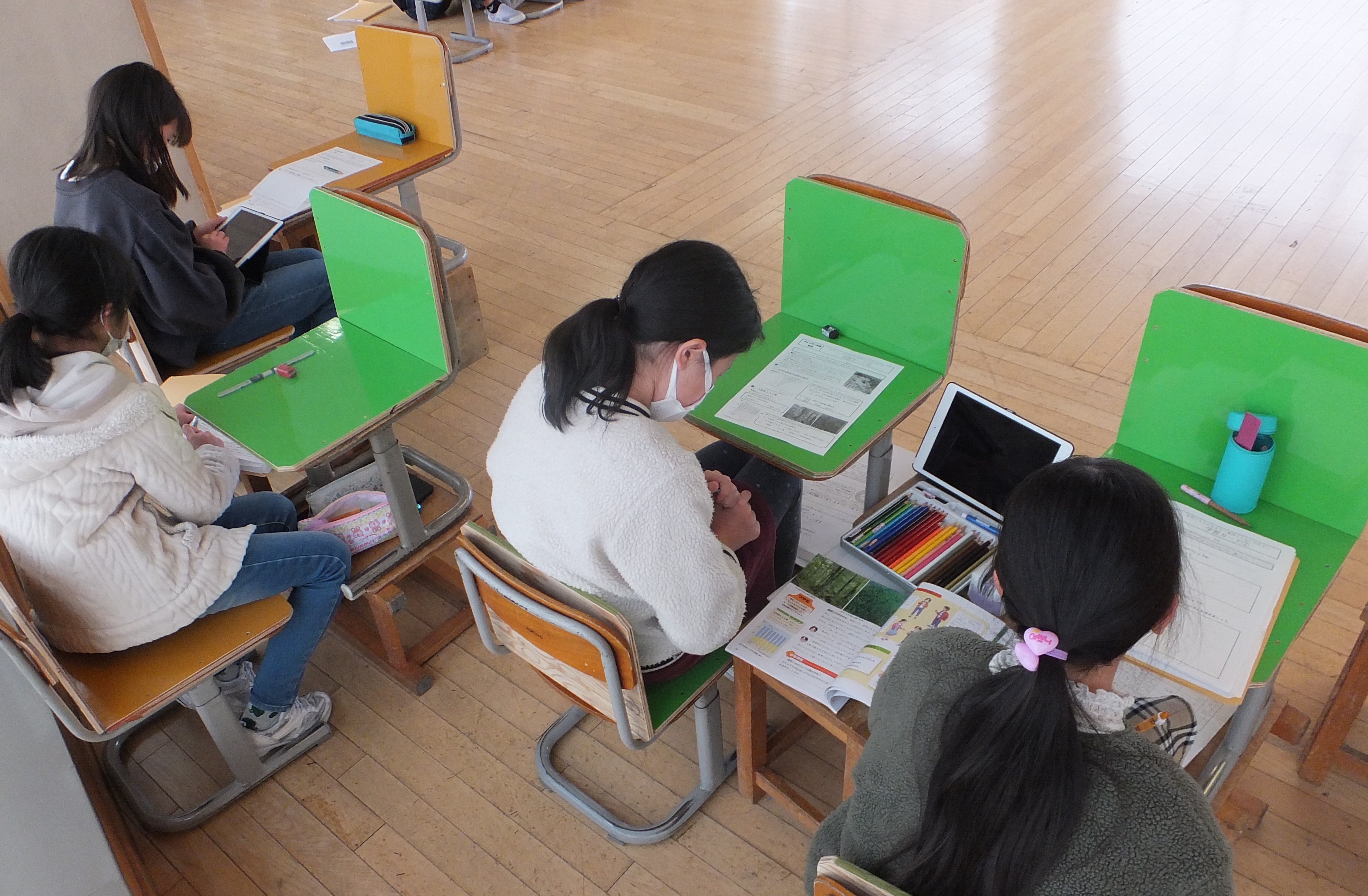 リサイクルの椅子を組み合わせて机にしながら学習する子どもたち。「どこで」「誰と」「どんなふうに」学ぶのかも自分で決める。