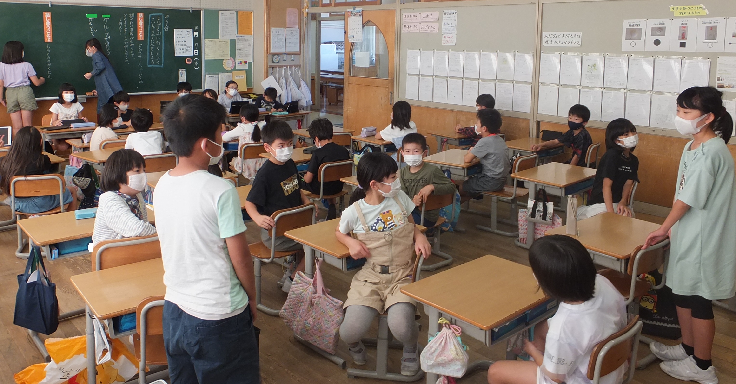 自学自習の様子。子どもたちの学び合いに、教師はどう関わればよいのか