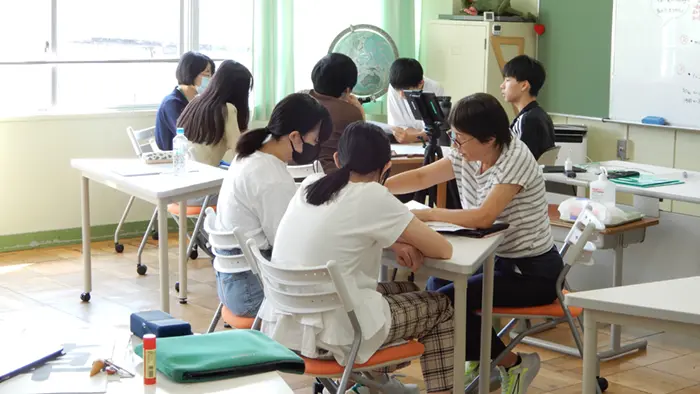 総合的な学習の時間に、学校行事について相談する生徒たち＝撮影：松井聡美