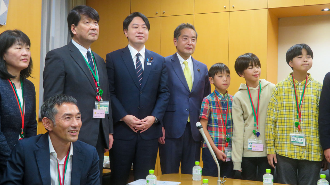 放課後の校庭の開放推進 外遊び推進で小倉担当相に要望