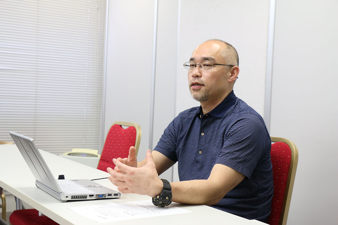 特別支援学校で自身が目にした高圧的な指導を振り返る川上教諭