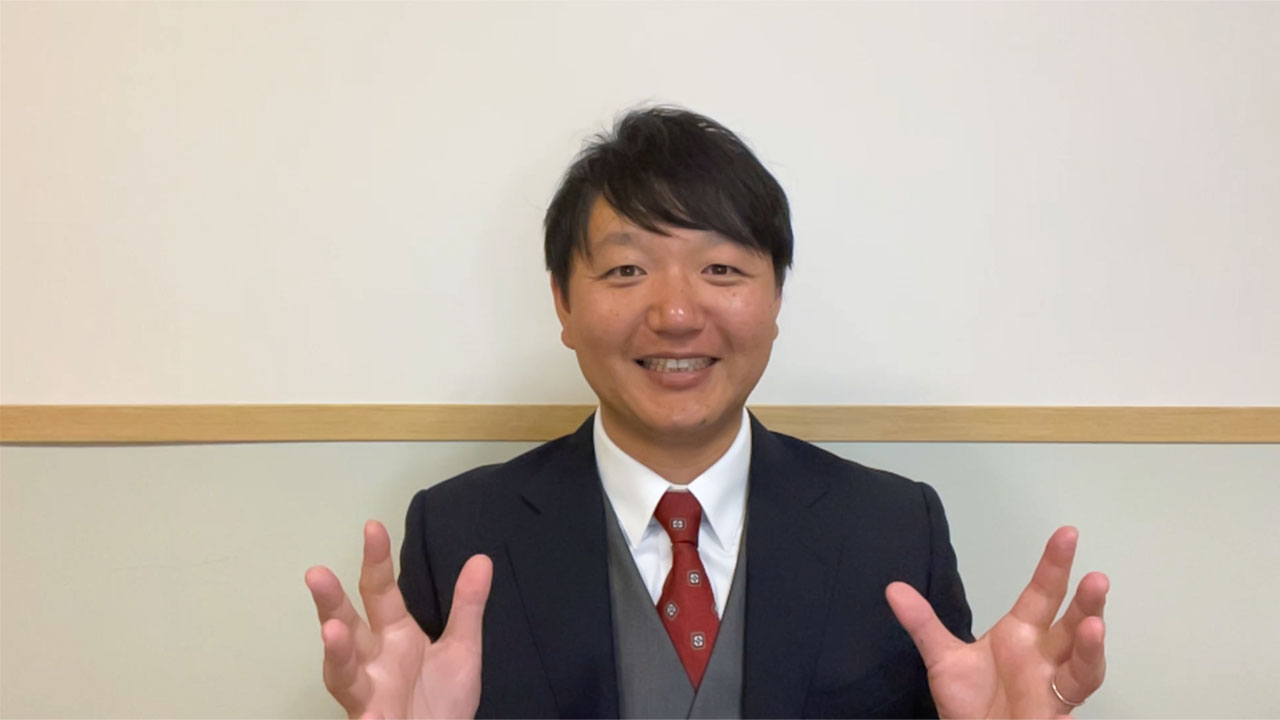 オンラインで取材に応じる八神教諭