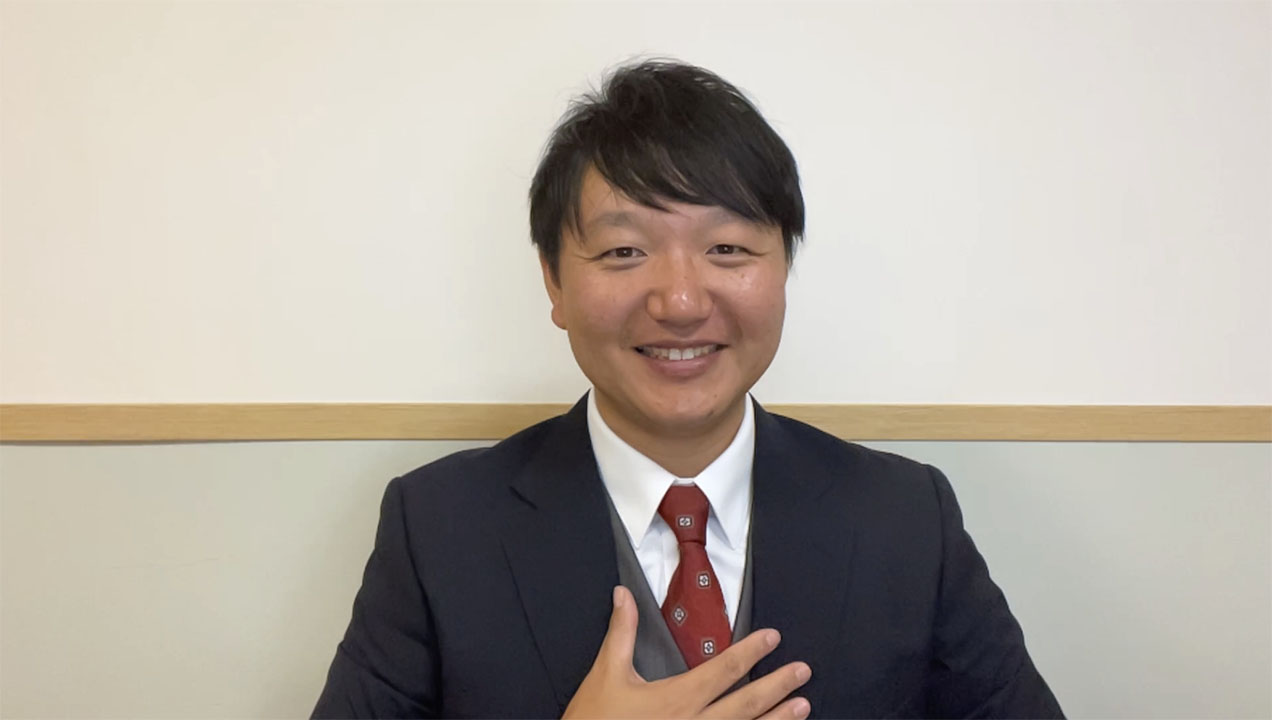 オンラインで取材に応じる八神教諭