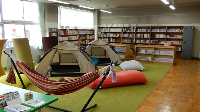 テントとハンモックがある図書室など、ユニークな教室が並ぶ＝撮影：松井聡美