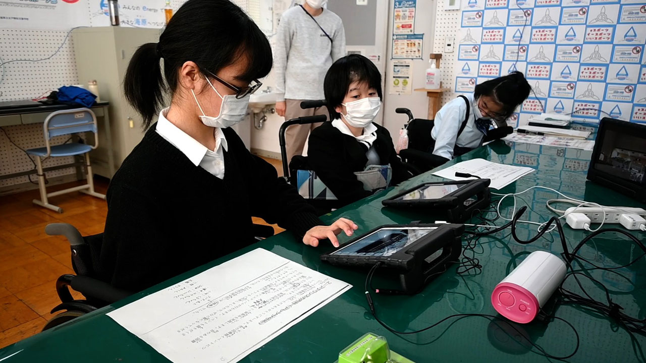 校内からイベント案内のアナウンスを行う生徒
