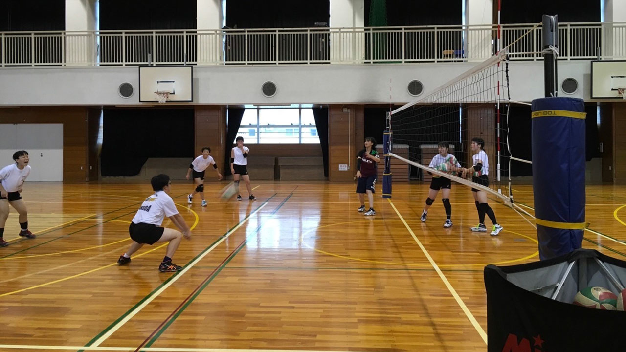 助川さんが指導していた中学校の女子バレーボール部の練習風景（助川さん提供）