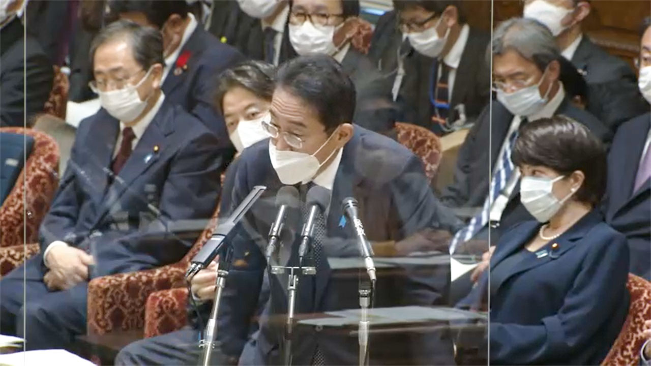 事業者の負担「実質的ゼロに」、岸田首相 送迎バス安全装置