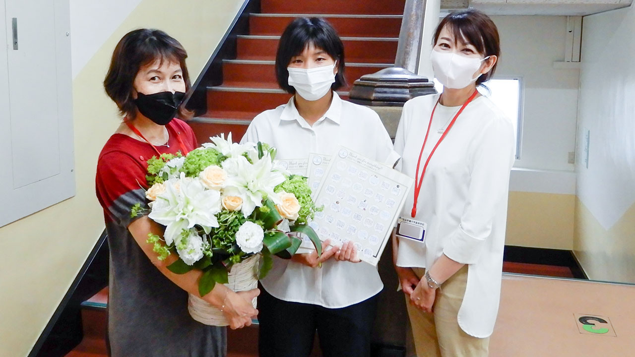 保護者から教師に感謝の花と寄せ書き 10月5日は教師の日