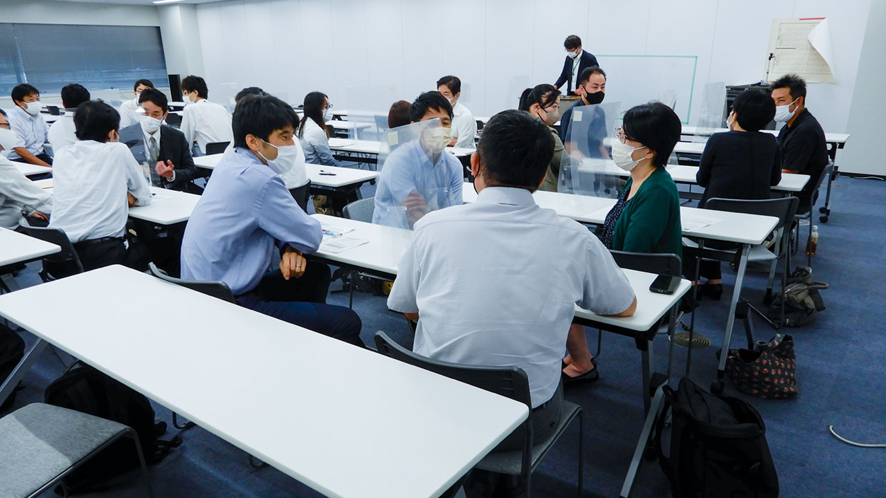 グループになって、勤務校の学校評価を実効性のあるものにするために何が必要かを話し合った