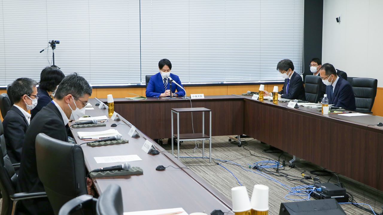 送迎バスの安全装置設置義務化 小倉担当相が指示
