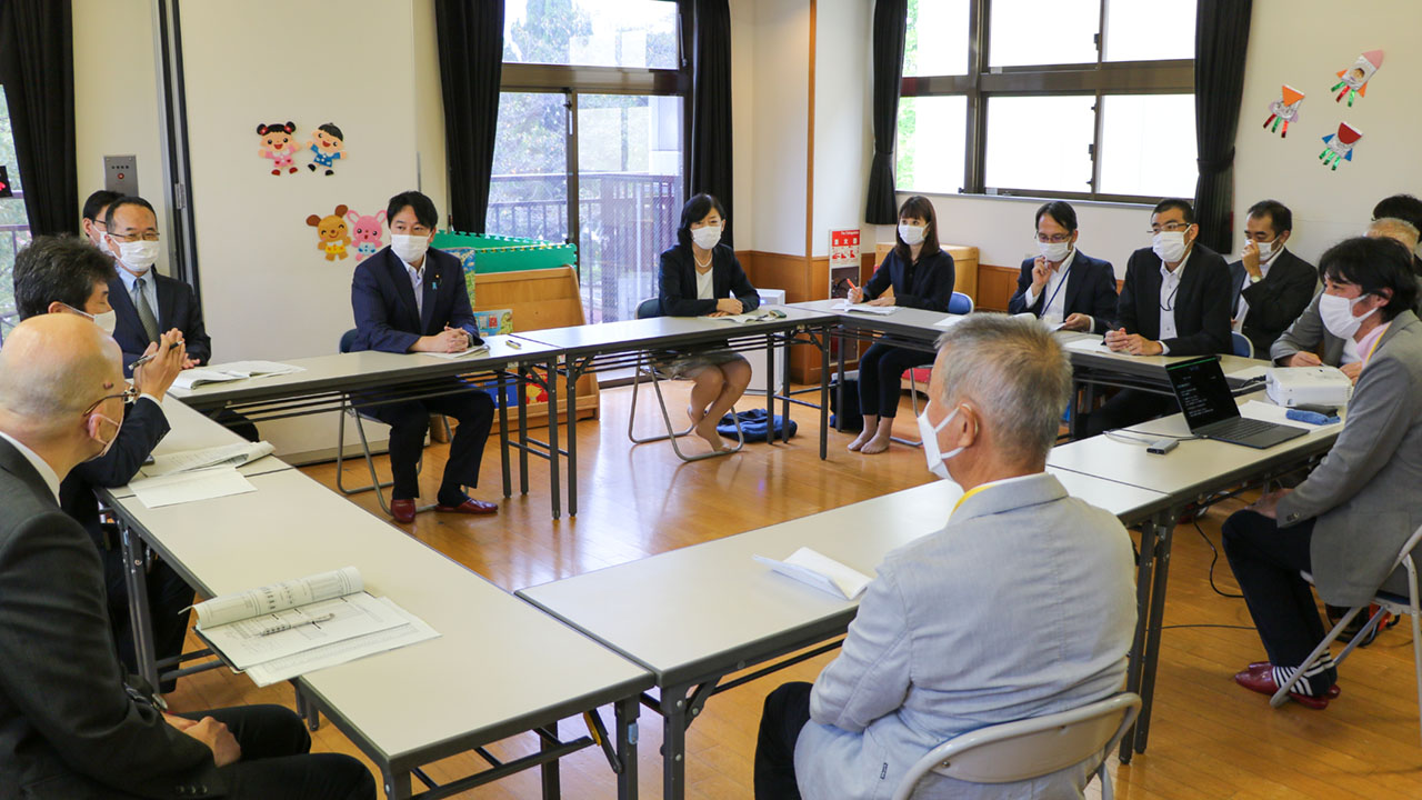 送迎バスの安全装置設置 「財政措置含めて検討」