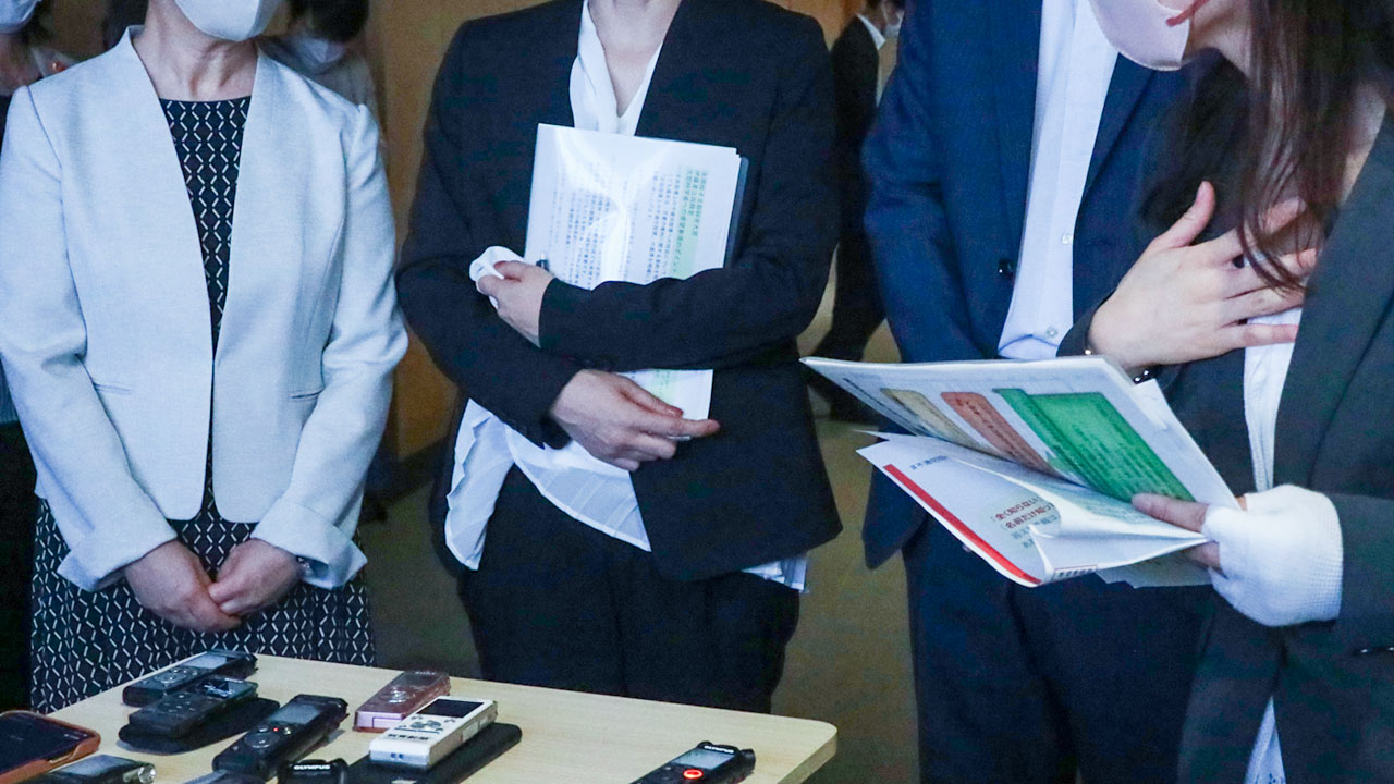 面会後取材に応じる「安全な生徒指導を考える会」のメンバー