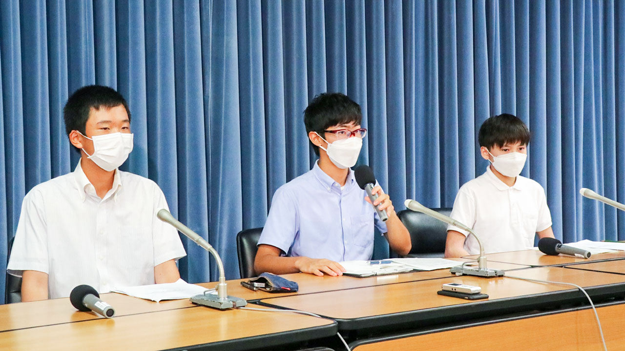 記者会見で質疑に応じる千葉大学附属中学校の生徒たち