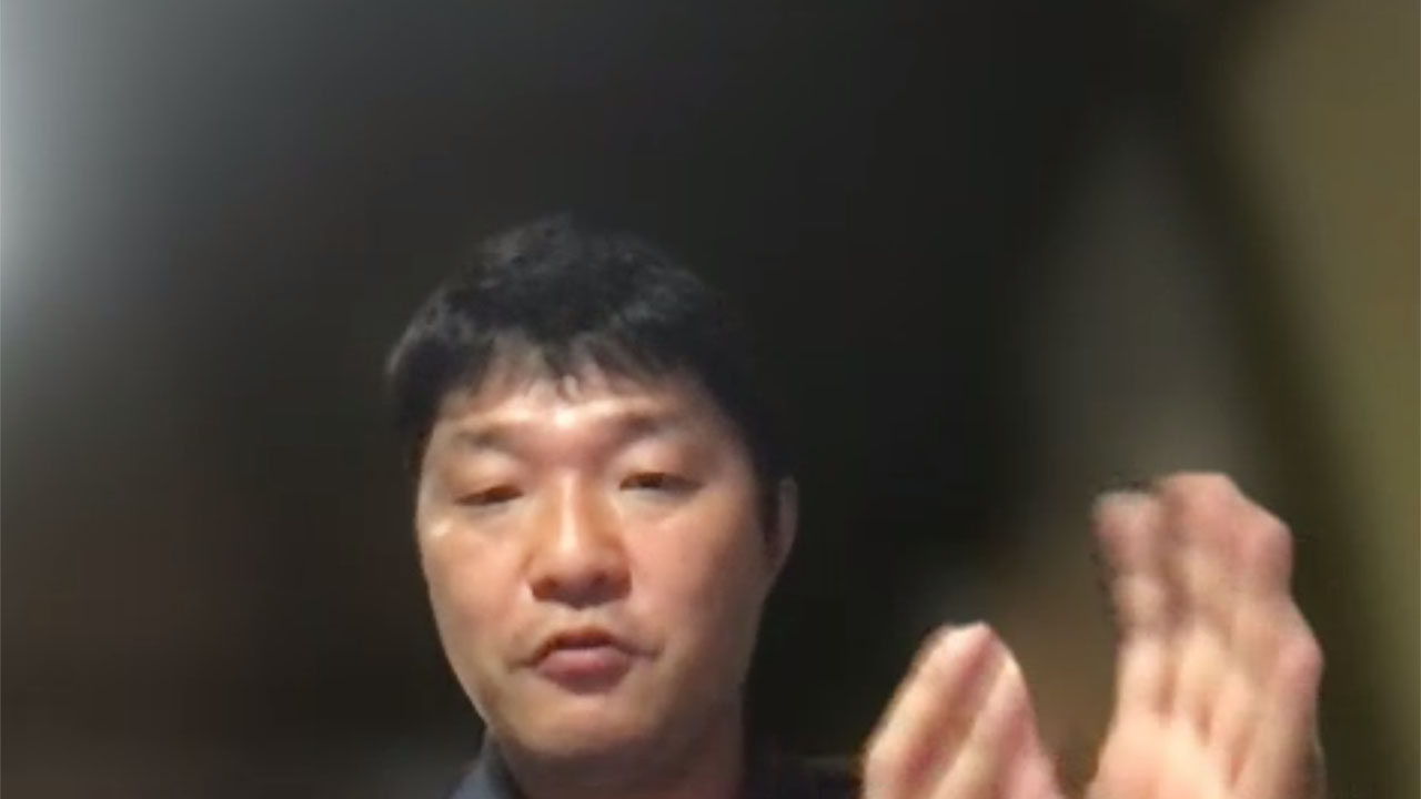 オンラインでインタビューに答える小坂教諭