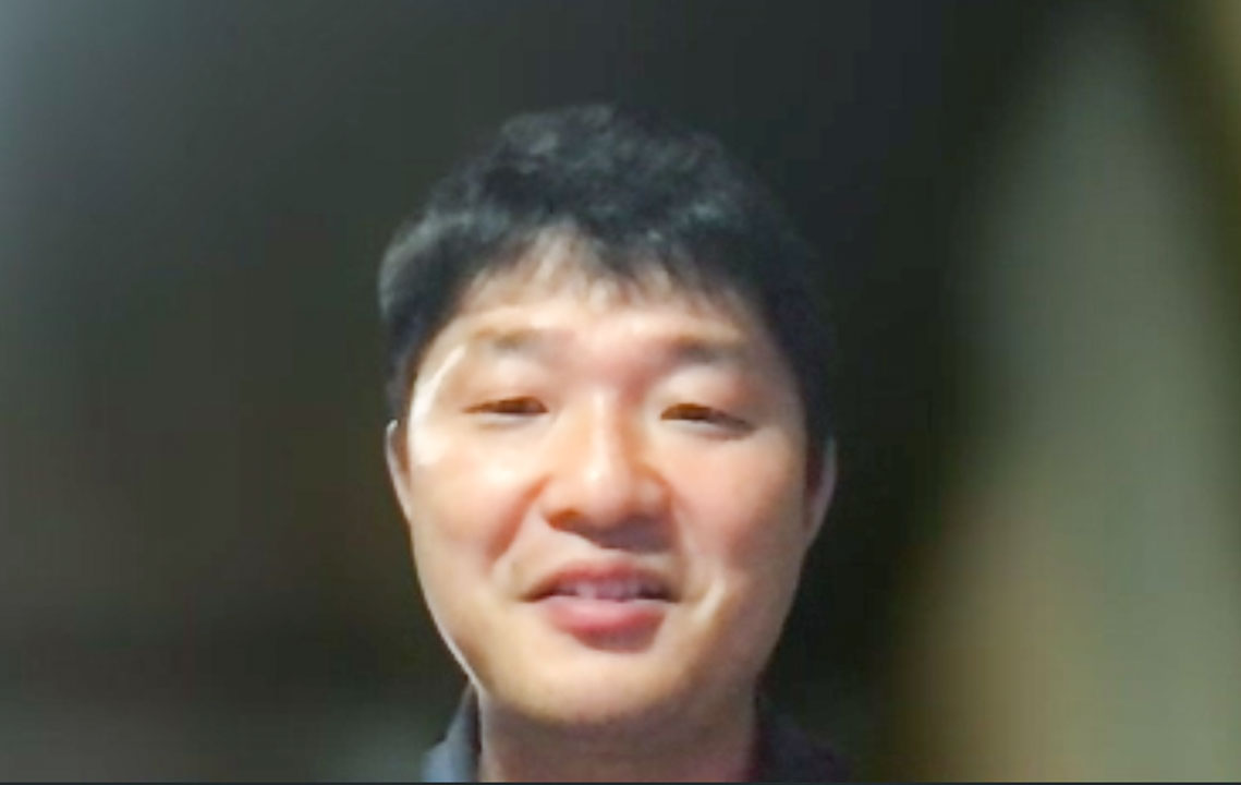 オンラインでインタビューに答える小坂教諭