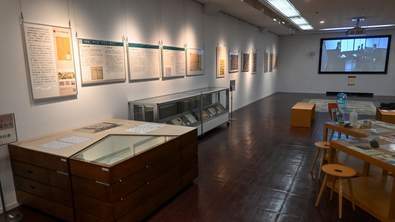 制度解説の冊子や教科書が一堂に 文科省で学制150年記念展示