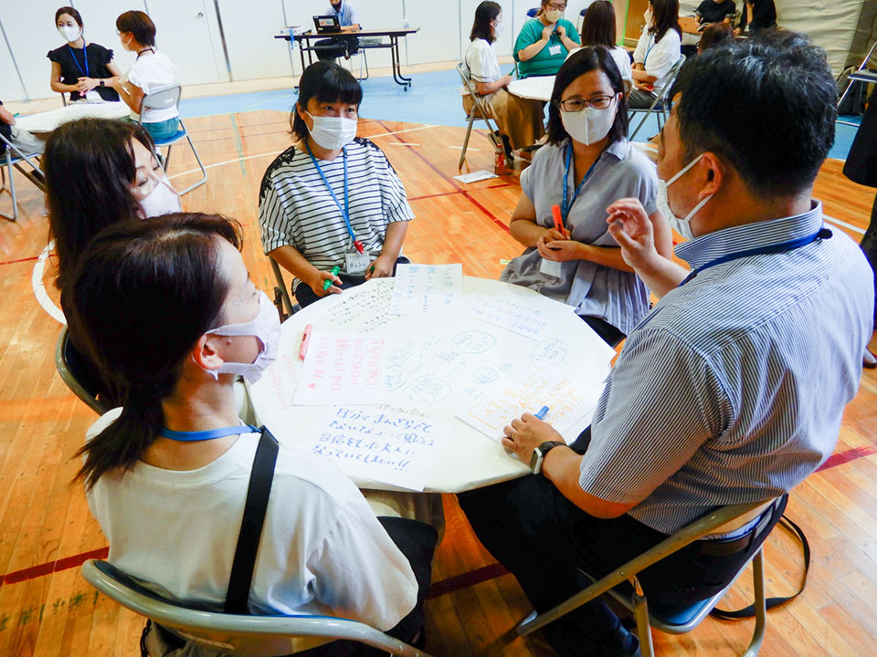教員と保護者、地域住民が一緒になって、子どもたちの未来について対話した