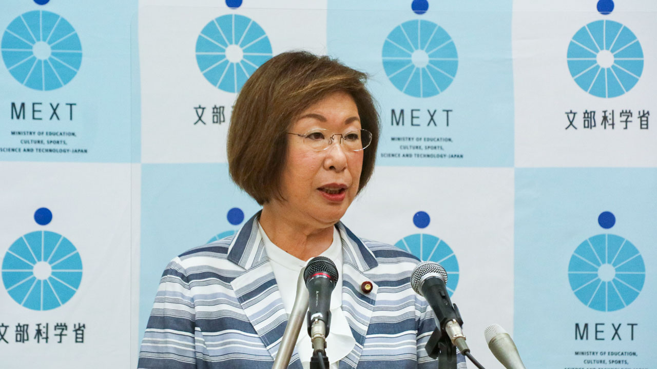 概算要求の狙いを説明する永岡文科相