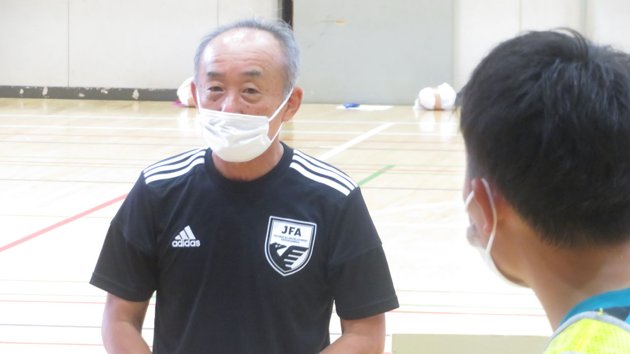 活動のポイントをアドバイスする小学校体育サポートインストラクターの北野教諭